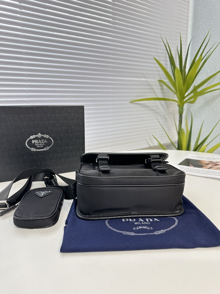 Upgraded Prada PRADA's latest single shoulder crossbody bag and mailman bag are now available for shipment. The high-end luxury original board is made of imported waterproof fabric with cross patterned cowhide, and the luxurious triangle mark hardwar...