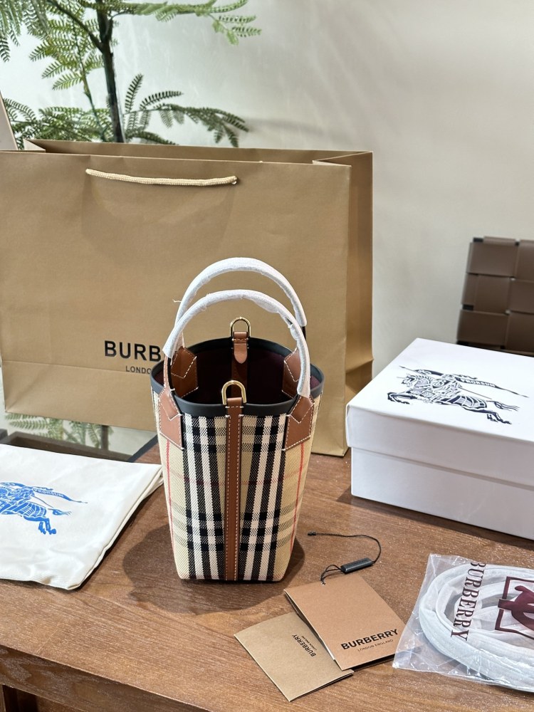 p205
At first glance, it looks like a delicate and tasteful Burberry girl II # Burberry # Burberry
Bbr Mini London Tote Bag, exquisite tote bag, made of cotton canvas fabric, decorated with Burberr * plaid. Paired with adjustable shoulder straps, it ...