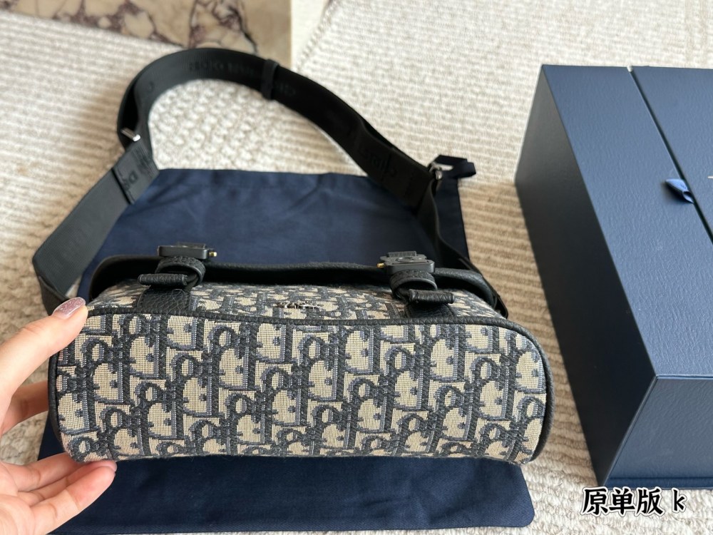 P270 original fabric
This flip up mailman bag is the latest addition to the fall 2024 collection, showcasing the brand's haute couture spirit with modern fashion design and adding charm to the Dior Hit the Road collection.
Dior Gravity leather in bei...