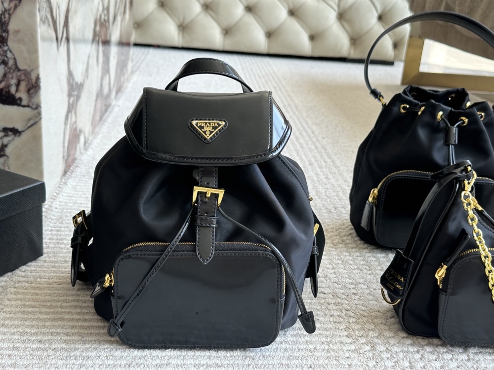 220 sets of boxes
size：21 24cm
Prada Hobo Nylon Backpack
Seeing the physical object is truly perfect!
package ??
Designed to be super convenient and comfortable!