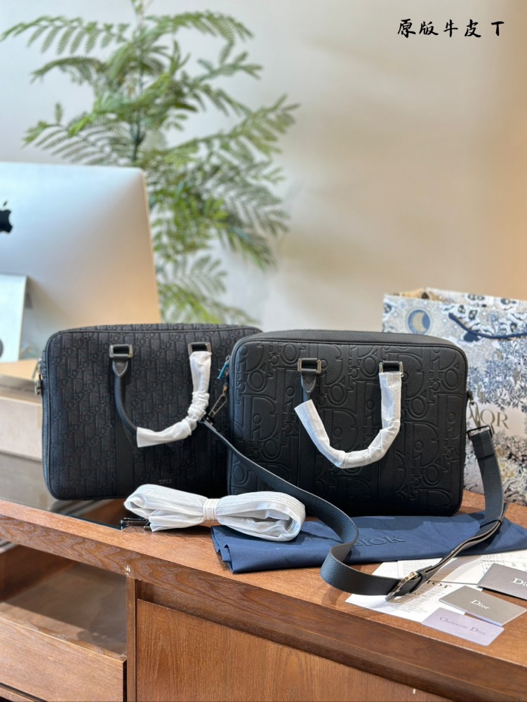p340
Dior leather briefcase, a new trend in the workplace
Due to the use of genuine leather material, this briefcase feels very comfortable to the touch. Carrying it for a long time will not cause fatigue.
The compartments and pockets inside the bag ...