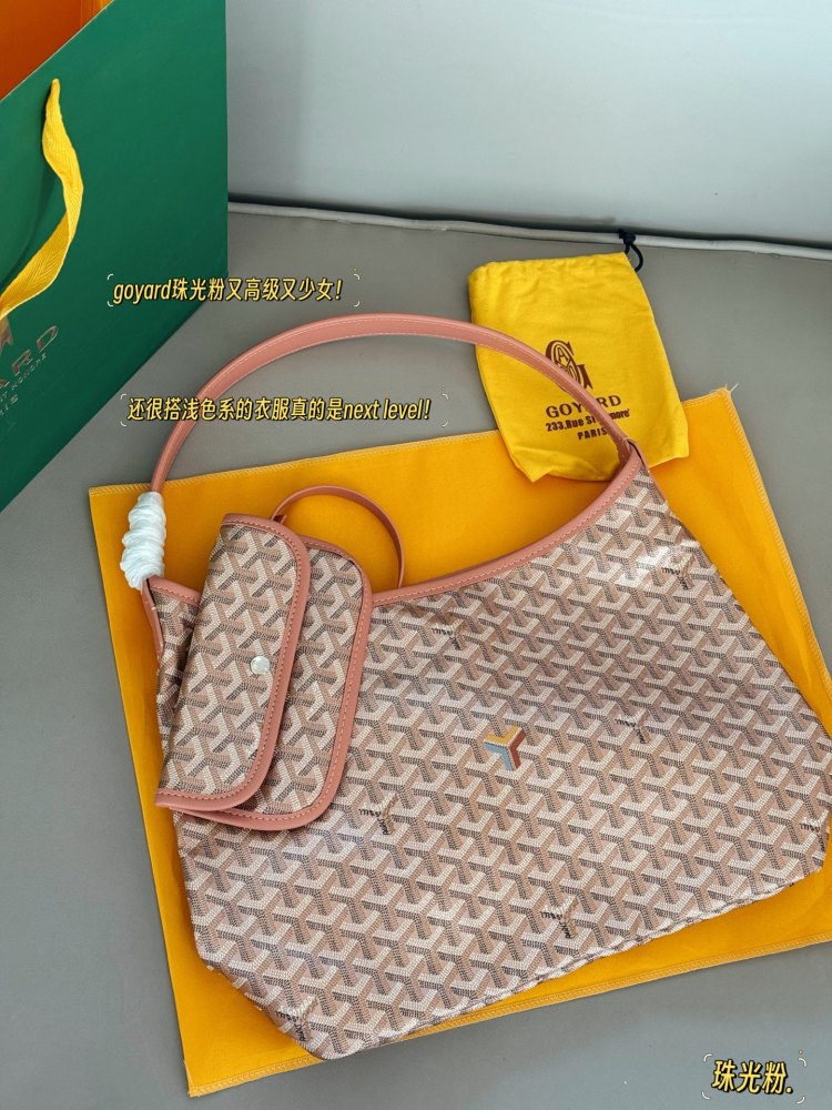 240 unboxed upgraded version
size：32*25cm
Goya's New Hobo Underarm Bag/
Goyard pearl powder is too girly
It's really high-end and girlish
Leather/leather/workmanship have all been upgraded!
From beginning to end, everything was booked by customers!...
