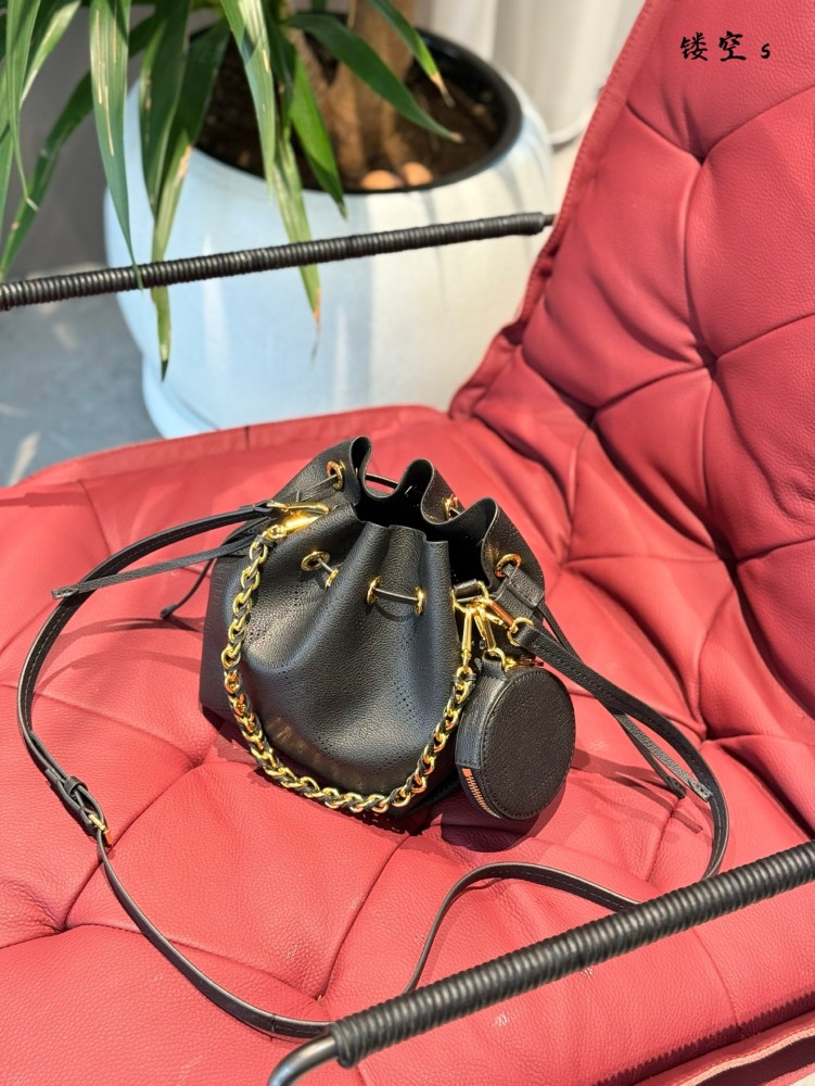 p270
The LV bucket bag series uses embossed perforated cowhide leather for this Bella handbag, which shines with metallic luster in a lightweight texture. The drawstring is used to fold up the water bucket, and the chain and leather woven handle are ...