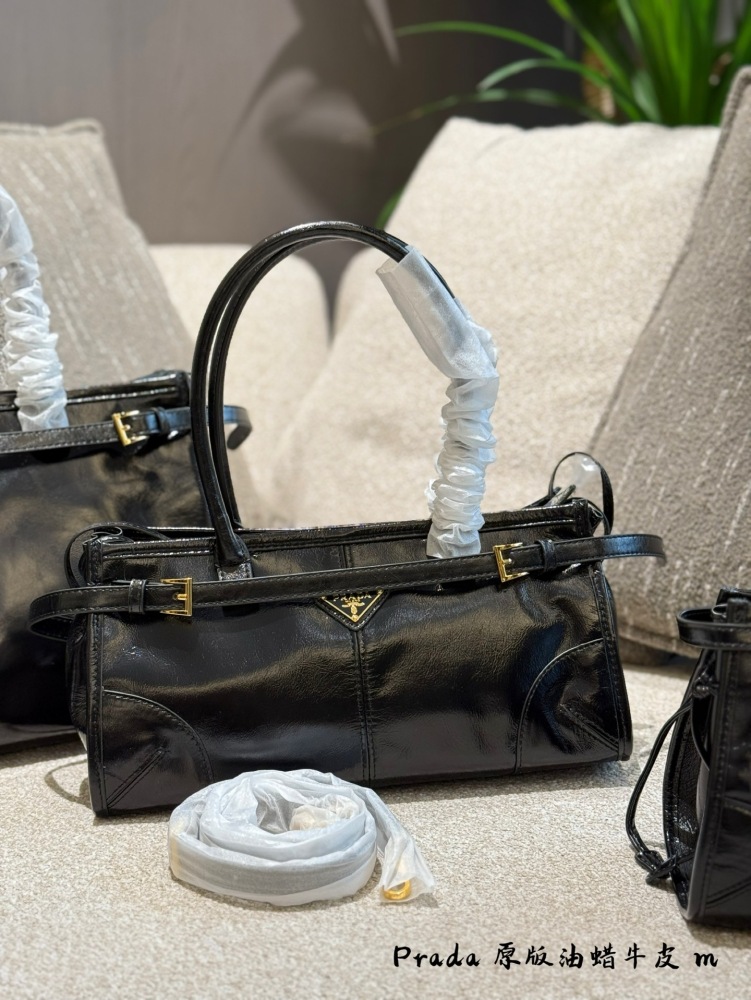 P300p320p340 comes with a box
When Prada's designers quietly ignite the design circle
This season's Prada has been planted by sweet potato bloggers with a soft lux, long handled tote, and oil wax leather women's bag.
At this point, Prada discovered a...