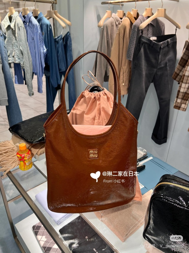 The glossy and distinctive temperament is filled with miumiu Akkadian wax cowhide tote