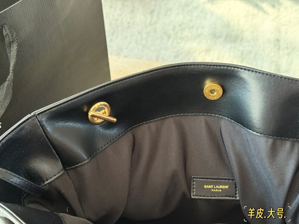 330 360 Boxless Sheepskin
Size: 27 * 29cm (small size)
35 * 35cm (large size)
YSL Yangshulin Shopping Bag
Too beautiful upper body, Jamie Large Pochon
The new model is so beautiful!
Back and body super fashionable! Can be on one shoulder or both shou...