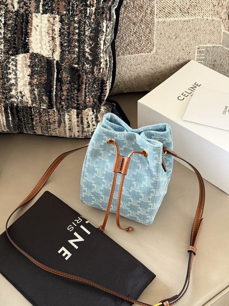 205 box
size：14*18cm
Celine denim bucket bag
Shallow denim is perfect for summer!
Super online appearance
Celine bucket bag is easier to carry on the back