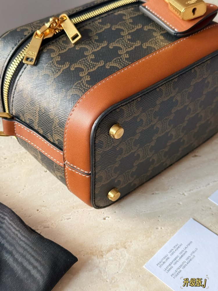 245 box upgrade version
size：18*18
Celine presbyopia box bag
A makeup box bag with perfect attention to detail
Spring and summer new box bag
Handheld and slanted back, it looks good to knock on~