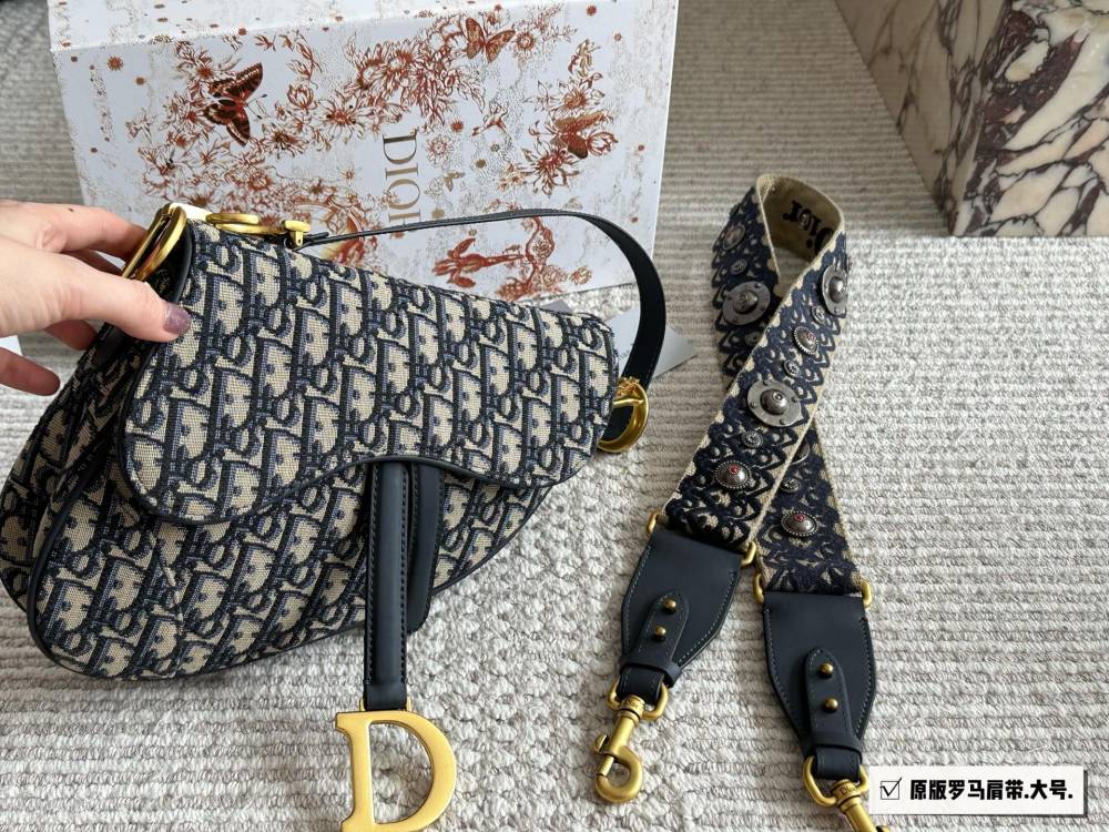 289.299 box (Roman shoulder strap)
Size: 25cm * 20cm (large)
18cm * 15cm (small)
Upgraded version shipment ?
D Family Old Flower Saddle Bag
Equipped with deep blue cowhide long shoulder straps
Search for Dior