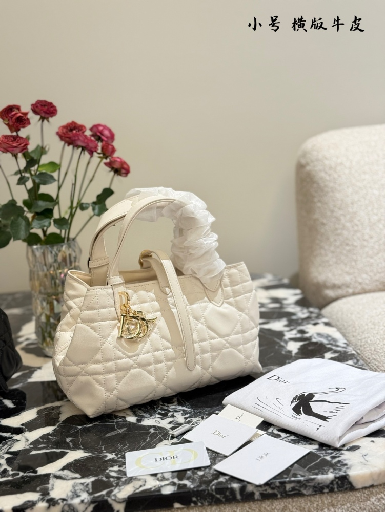 p320
Dior's horizontal indigenous bag is really a summer dish!
Vertical Toujours in Black and Milk Coffee Colors
The texture and appearance are truly exceptional! Wearing a coat or cotton jacket in winter is very suitable. Please help me recommend it...