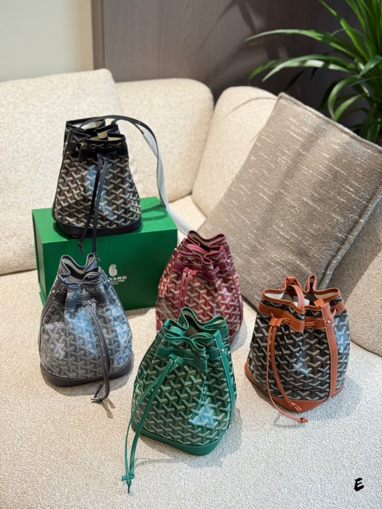 P245 folding box
Yang Chenglin's Goyard Petitfeit Bucket Bag
Yang Chenglin Goyard's PetitFetit Bucket Bag/Wealth Bucket Respectful Petit Flot Bucket Bag, the lightest bucket bag in the world. The classic replica treasure item originated from the 1960...