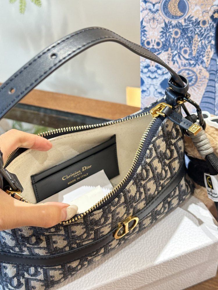 P260 pendant ? twenty
Dior's new underarm bag hobo
I personally really like the armpit bag, and Dior has released a new one. The half moon shaped one looks great and has a great capacity. Not only does it have a phone, but I also carry a small make...