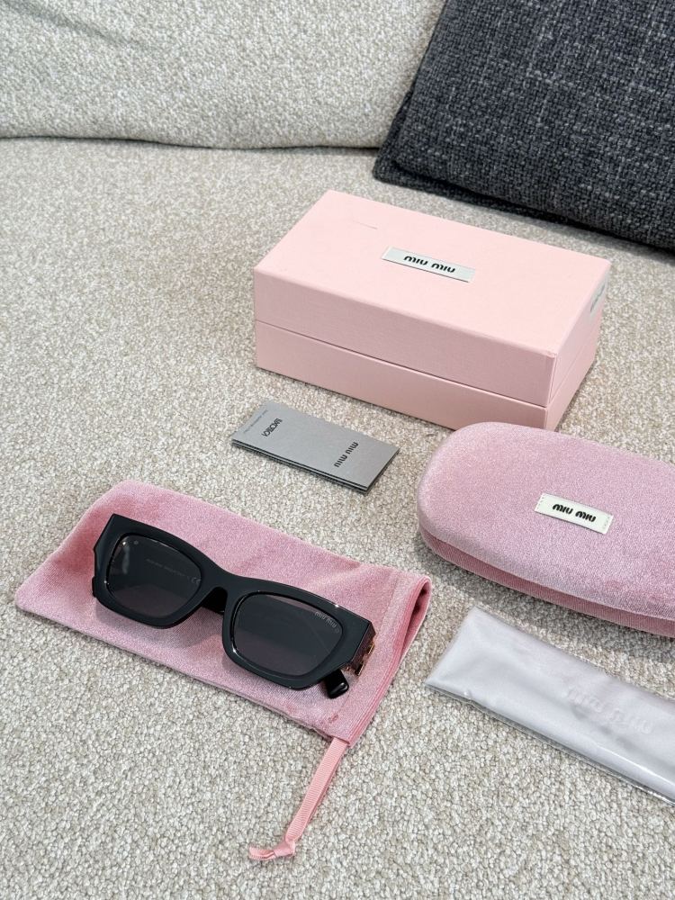 MIU MIU Goddess Sunglasses P220
The hottest style of 2025 is definitely this one!
MiuMiu11W is your best companion for going out without makeup. This pair of sunglasses is like magic that will definitely enhance your temperament, whether you are wear...