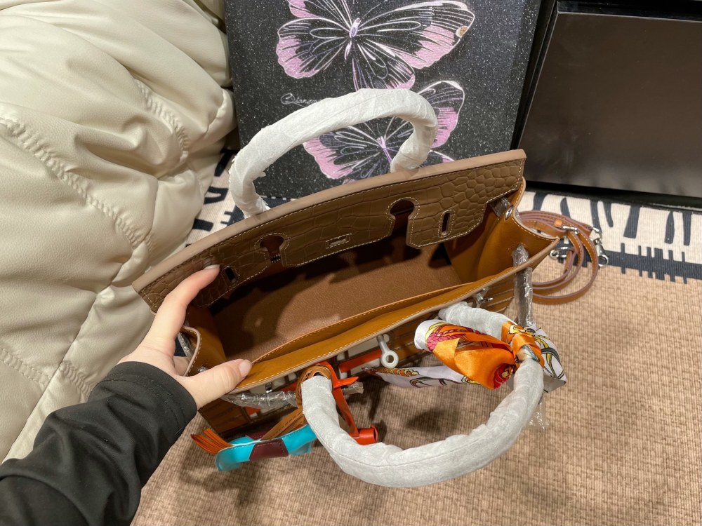 Folding box ? Airplane Box
Hermes new Birkin house handbag
The elements of the house seem to bring fairy tales into reality
Unique and adorable, absolutely eye-catching ??
Open the mouth, pick up the casual, lazy and buckle up temperament
Exqui...