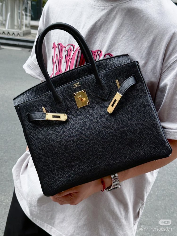 Hermes Birkin 30 | Classic Creation
TT Hermes Birkin 30, that's a god like presence in the fashion industry! Its design is simple and grand, without any unnecessary decorations, yet it exudes an elegant style. Every line is smooth and natural, perfec...
