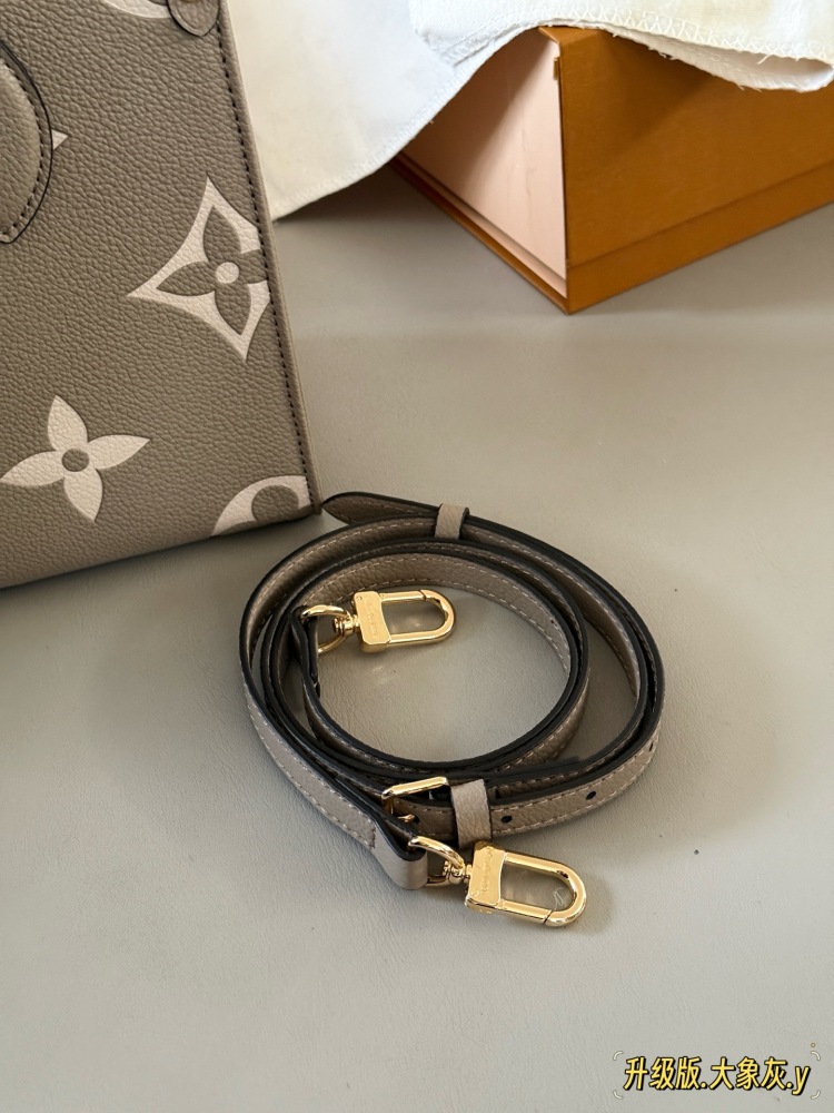 235 box
Mother's Day Gift
Size: 25 * 20cm (small)
Excellent quality, understand the goods ??
It's really too advanced!
Warm, gentle, and creamy Iv on the go tote bag
Elephant Grey has a gentle and elegant temperament!
Search Lv on the go shopping bag