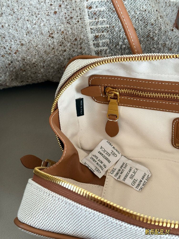 290 boxes
size：28*15cm
Miumiu bowling/briefcase/
Miu is here to steal money again! The new canvas briefcase is here!
It's nice to carry on your back
Can be carried by hand or carried diagonally!
The appearance is Princess Miumiu!