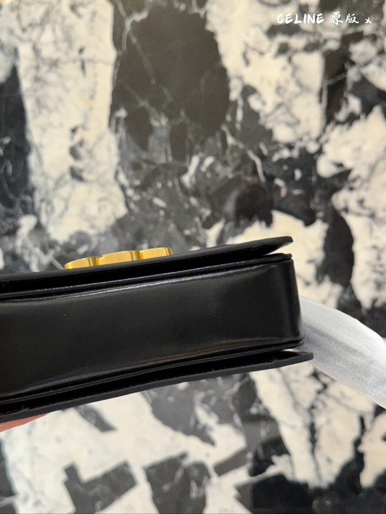 Original cowhide
Celine Triumphal Arch Tofu Bun
The meaning of 'Chong' is also to collect fragrance
The armpit bag of the Arc de Triomphe has a much larger capacity than imagined
Daily back is completely enough
Black is never wrong - it can be worn a...