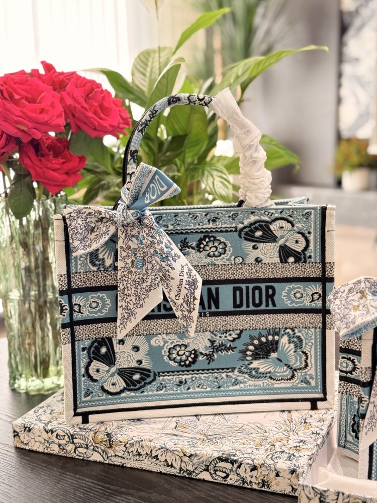 Dior Embroidery Series Toto Bag p250p280
The new Dior embroidered bag showcases unparalleled luxury and sophistication~Butterfly embroidery details showcase Dior's brand's craftsmanship spirit
Dust bag inside the driver's hand or shoulder
Super sized...