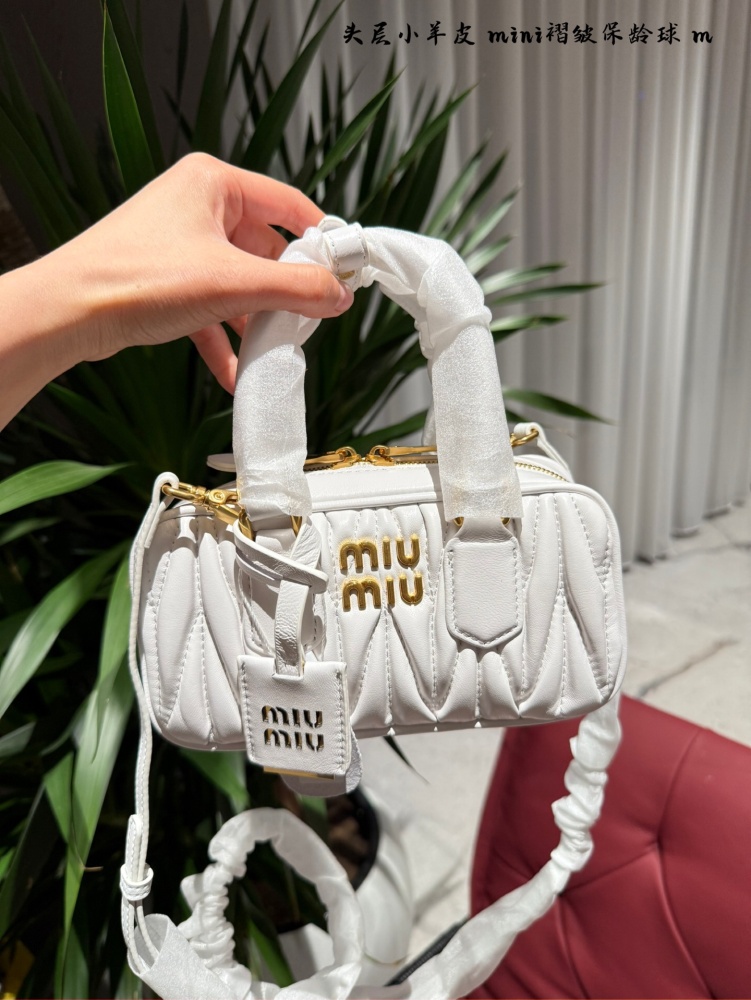 p290 mini
Miumiu Fold Bowling Mini Exquisite and Stylish
Miumiu pleated bowling is very popular and highly sought after by many celebrities, especially the mini. It is very exquisite and beautiful, and making a dinner bag for parties is a great choic...