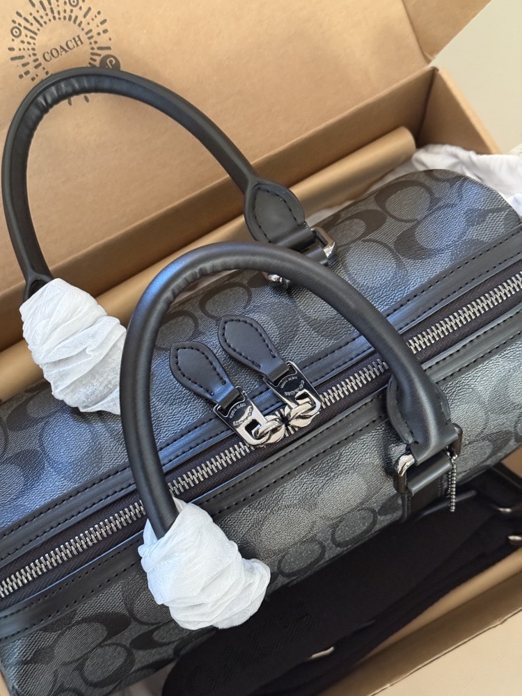 265 box
size：28*17cm
COACH | Falling in Love with a Male Boston | Venture Premium Grey
What are you still worried about getting for 520?
Advanced graphite gray exudes a sense of sophistication
C's classic, fashionable and atmospheric pillow bag
A v...