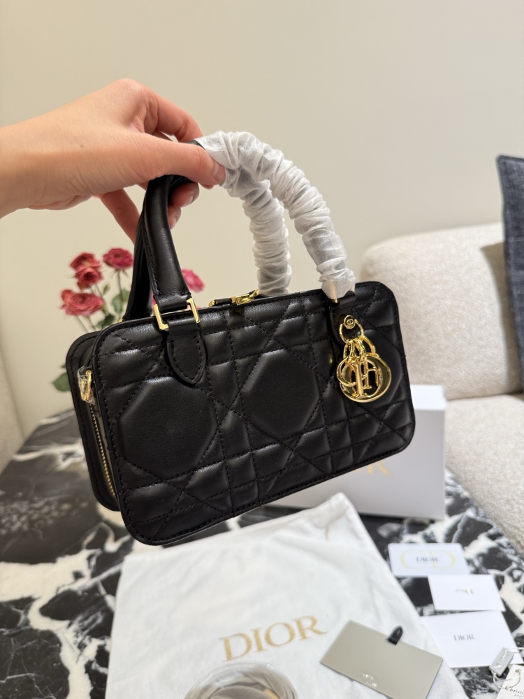 p340
DIOR sheepskin mini small square bag doctor bag
This Montaigne 30 series mini doctor bag is a new winter 2024 product, sewn with triangular lining, presenting a crisp design, fashionable and modern without losing practical functions. Crafted wit...
