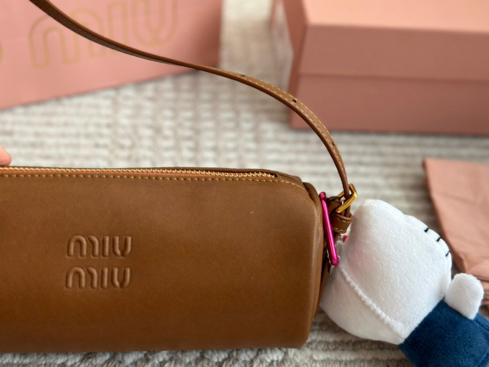 210 with pendant
Size: 22 9cm with box
Who has the joy of miumiu's small cylinder
Miumiu pencil case bag made of old Nappa leather
Very retro flavor paired with lamb wool. Mary Jane is a pseudo intellectual with a refined look today