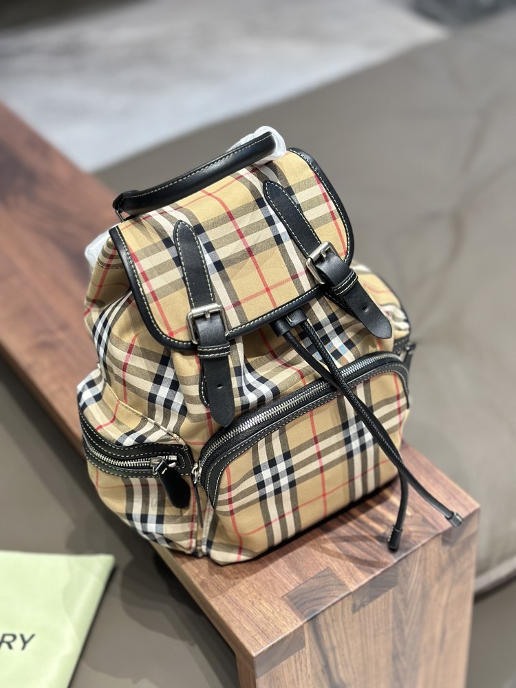 p225
Burberry backpack suitable for both men and women, with a striped design that looks great. $290 women's backpack comes with a jacquard micro label on the shoulder packaging, paired with exquisite leather edging for coolness. It can be carried di...