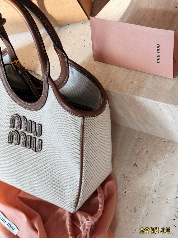 300 complete sets of packaging
size：21*18cm
Miumiu's new tote
The wind is blowing too hard this year
There are so many popular products!
This version is also too beautiful!
Miumiu's canvas bag is packed in one color for spring and summer!
Canvas an...