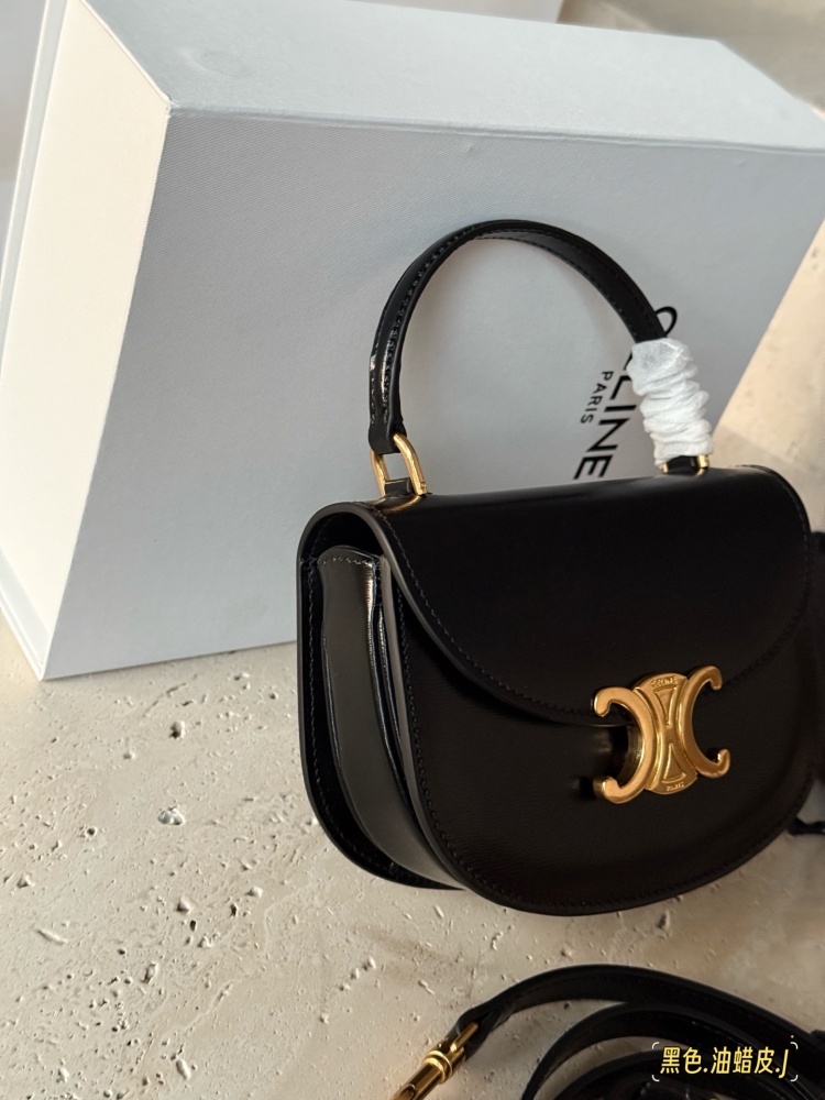 250 box cowhide
size：16*12.5cm
Celine's latest Arc de Triomphe handbag is here!
Between the medium-sized bag and the mini bag
One size
Both practical and cute enough!
I can't put down my phone