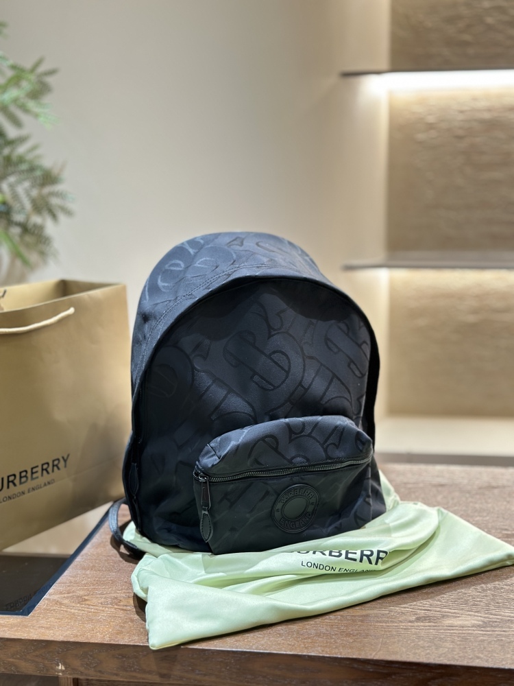 p240
The most frequently asked backpack
This exterior color is not Burberry's traditional beige British style, but rather a black base with the Burberry logo embossed on the backpack, giving it a low-key and steady yet elegant look. The texture is re...