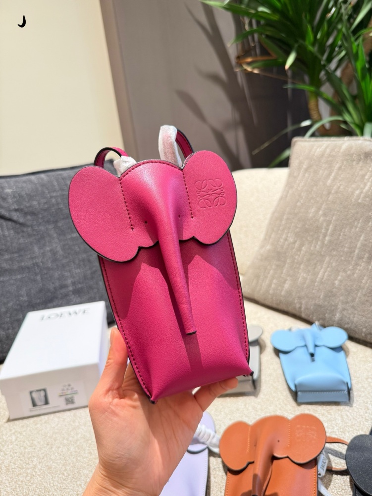 p200
Is Loewe's new elephant phone bag worth buying?
Super cute little elephant phone bag, made of calf leather, can be worn shoulder or crossbody, with adjustable shoulder straps. In addition to being cute, you can also install a mobile phone. The c...