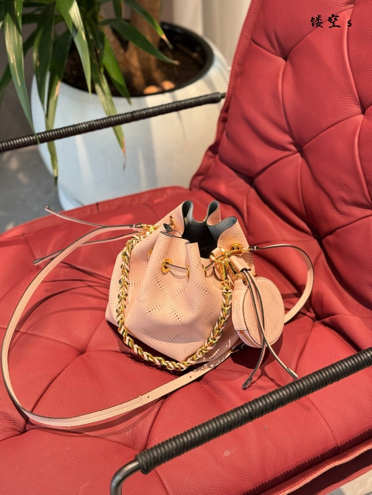 p270
The LV bucket bag series uses embossed perforated cowhide leather for this Bella handbag, which shines with metallic luster in a lightweight texture. The drawstring is used to fold up the water bucket, and the chain and leather woven handle are ...