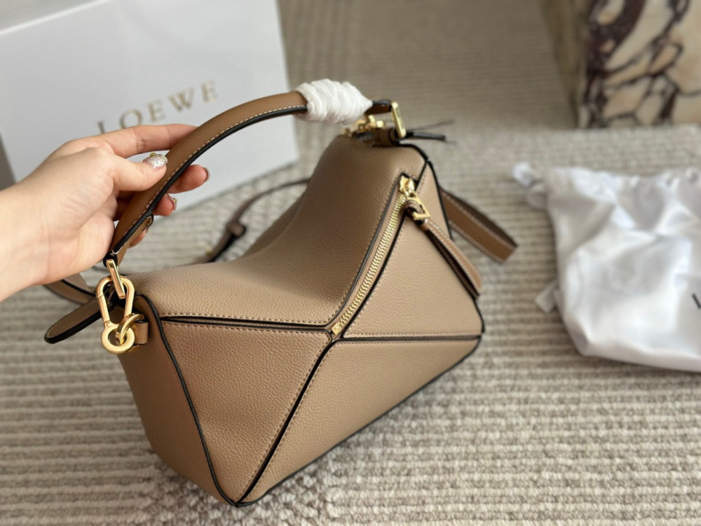 ￥225 
From now on, fans of the Luo family geometric bag family will surely be delighted with the addition of a bag to the Loewe puzzle. The classic geometric bag will once again attract fans with its mini bag! This time let's plant grass and see if ...
