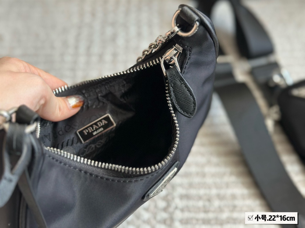 p195p205p215
Top quality packaging
21cm small, 24cm medium, 28cm large (base length)
Prada Hobo Three in One!
?? Export orders to South Korea!
?? The quality is super good!!
A large dumpling like bag with a small bag, a wide shoulder strap an...