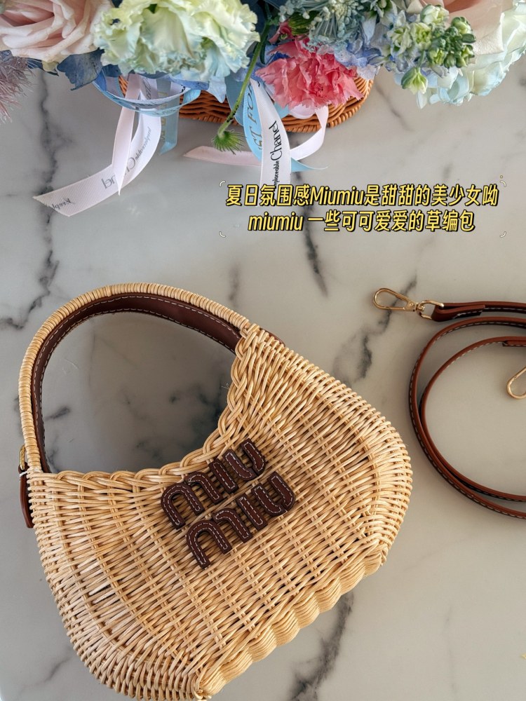 210 box
size：22*12cm
Miumiu Summer Limited Edition|
New woven vegetable basket
A chaotic hobo bamboo woven bag with a raging fire
The cute cowhide iconic logo becomes a highlight, it's so beautiful