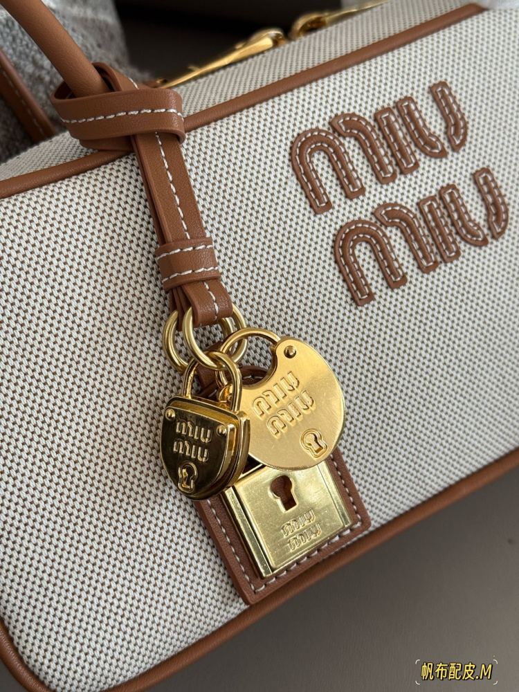 290 boxes
size：28*15cm
Miumiu bowling/briefcase/
Miu is here to steal money again! The new canvas briefcase is here!
It's nice to carry on your back
Can be carried by hand or carried diagonally!
The appearance is Princess Miumiu!