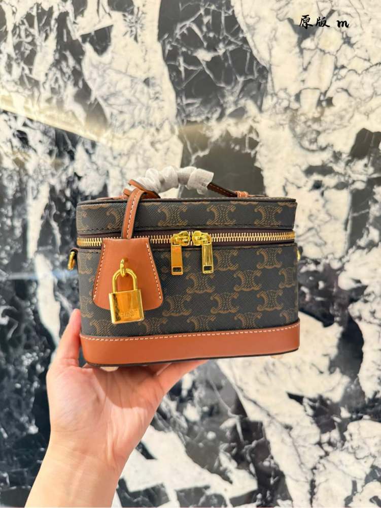 p240
CELINE VANITY Makeup Box Bag ●●●
This classic makeup bag is made from MAISON CELINE's makeup bag, and this season it has a new look in the handbag series. The size is well made, and the makeup bag is practical, versatile, and exquisite. Th...