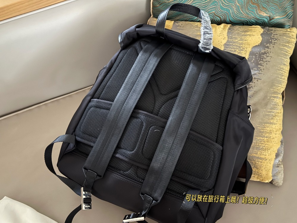 270 without box
size：37*46cm
Prada Nylon Backpack
24-hour fashion show!
Can be carried on both shoulders or one shoulder!
The simple layout and large storage space make it easy to accommodate laptop files, and the details are perfect