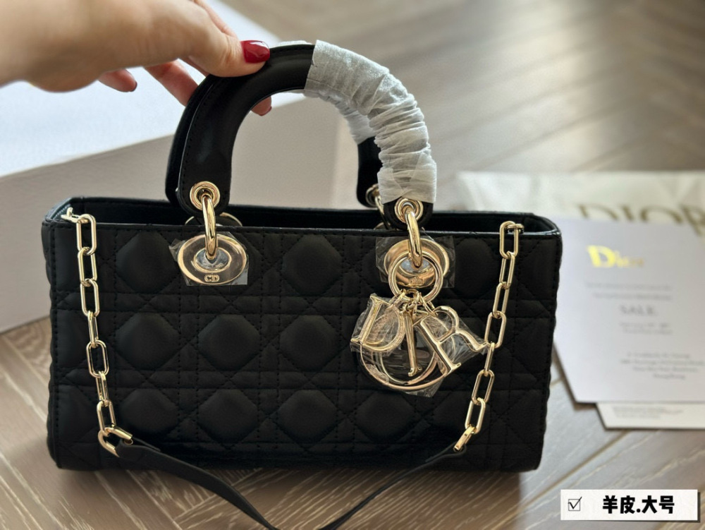 Dior lady's new long sheepskin full set packaging
Dior's all-new D-joy is making a strong comeback, with the rhythm of a big hit. The bag comes with two shoulder straps and multiple back styles, making the upper body both beautiful and stylish. The c...