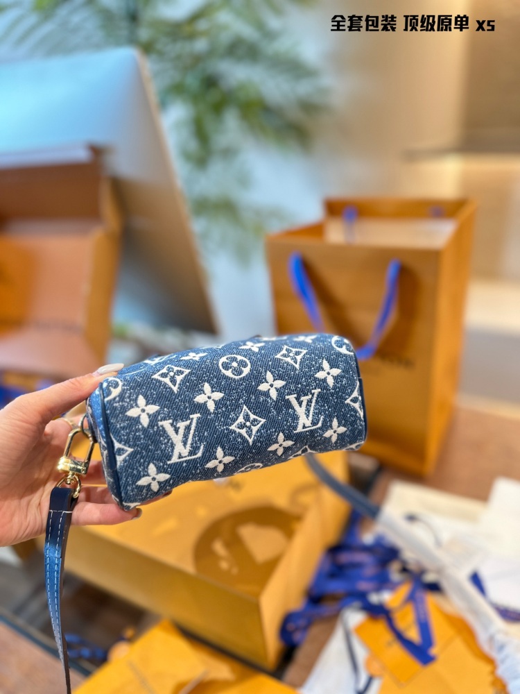 Top original order p260
LV Speedy Nano is now available at a great price~
LV Speedy Nano Limited Edition Denim
Gradient denim crossbody bag handbag
Size: 16.5x11 cm, brand new
Premium cool and cute can't be too cute
Who can refuse the good price of s...