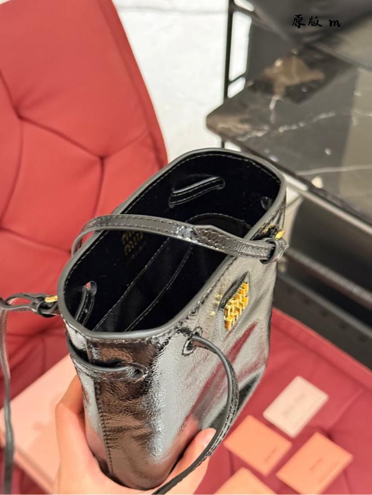 Oil wax cowhide
Miumiu recommends new small water bucket oil wax leather
The newly released oil wax leather material small water bucket this year feels too comfortable to touch, and the space capacity is very practical
Sisters who usually go out with...