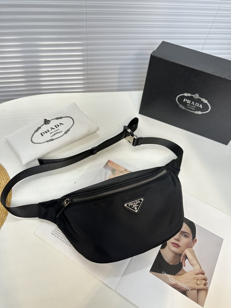 The latest Prada cross chest bag/waist pack! Model 2VH033 classic and versatile! Super textured and comfortable to the touch, with meticulous workmanship. Made of Taiwanese fabric, it is definitely a bag with a very high sex ratio, inheriting the cla...