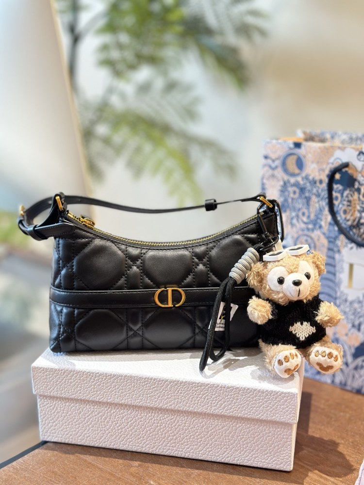 P280 pendant ? twenty
Dior's new underarm bag hobo
Xiaolin personally loves armpit bags, and Dior has released a new one. The half moon shaped one looks great and has a great capacity. Not only does it have a phone, but I also carry a small makeup ...