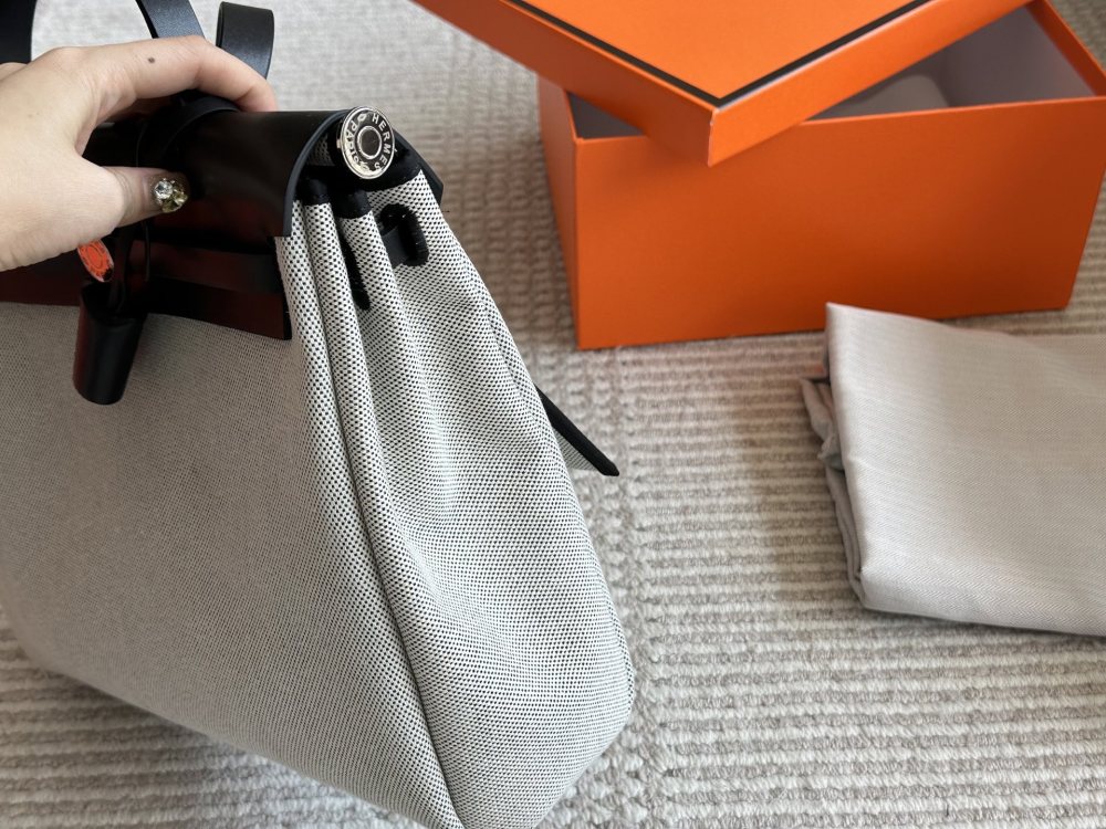 290 boxes
size：31*26cm
Hermes handbag
Canvas shopping bag ?
A bag that is easy to pack in physical form
Recently, I have been carrying my back while traveling
There is texture! Super advanced!
Its capacity is very friendly ..