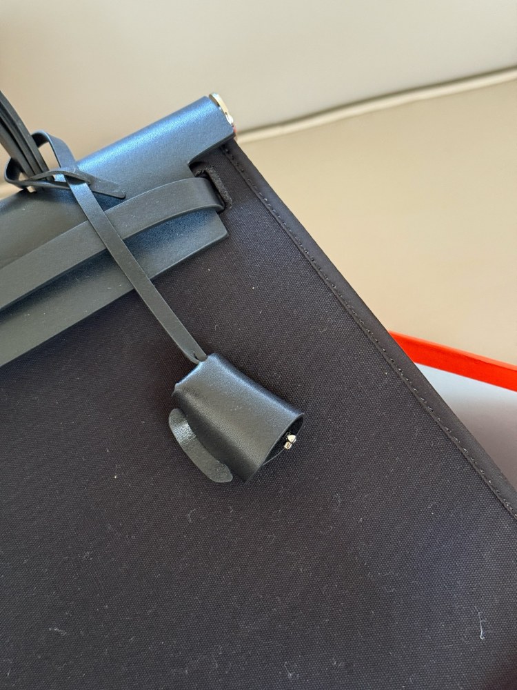 255 boxes
size：31*26cm
Hermes handbag
Canvas shopping bag ?
A bag that is easy to pack in physical form
Recently, I have been carrying my back while traveling
There is texture! Super advanced!
Its capacity is very friendly