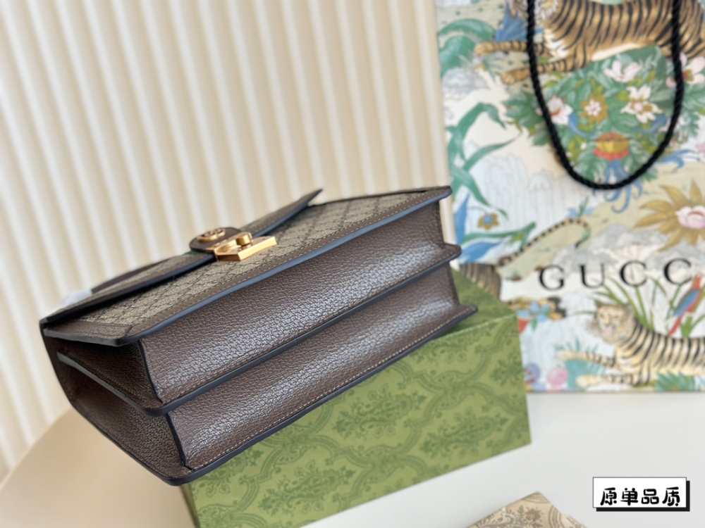 Complete packaging
Gucci's new Ophidia handbag collection NEW
The Gucci Ophidia collection continues to grow and expand, bringing stunning new products every season. This handbag is one of the Epilogo: series and comes with a detachable shoulder stra...