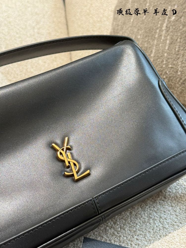 YSL sheepskin p370
Camera Supply bag_ Lunch box bag
This handbag is a spacious shoulder bag with a cowhide leather base and a soft body. Made of Napa cowhide leather, with zipper closure, this hammock features a stylish design that looks great on bot...