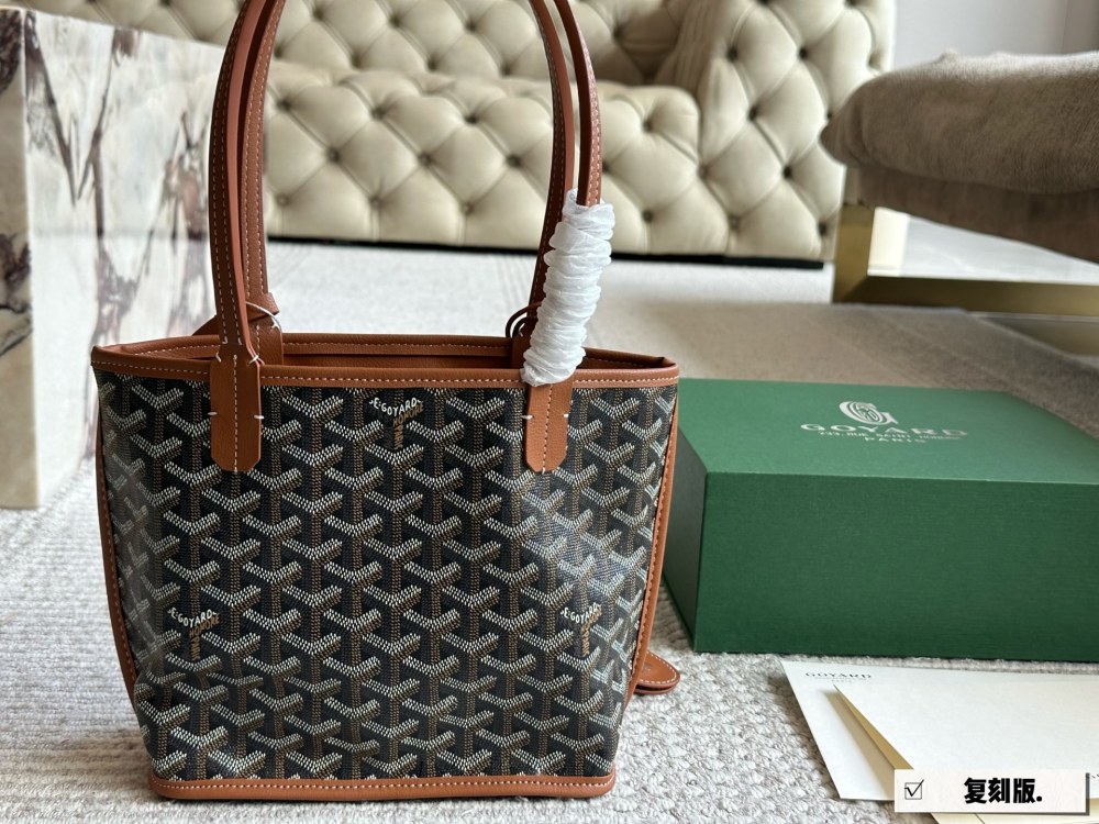 Reproduction edition 215 with box
size：20*19cm
Goya shopping bag ?
Mini shopping bags belonging to this season
Perfect 1:1 customization
Goyard Dog Teeth Red Limited Edition
The physical object is really textured,
New Year's Destiny Pack!