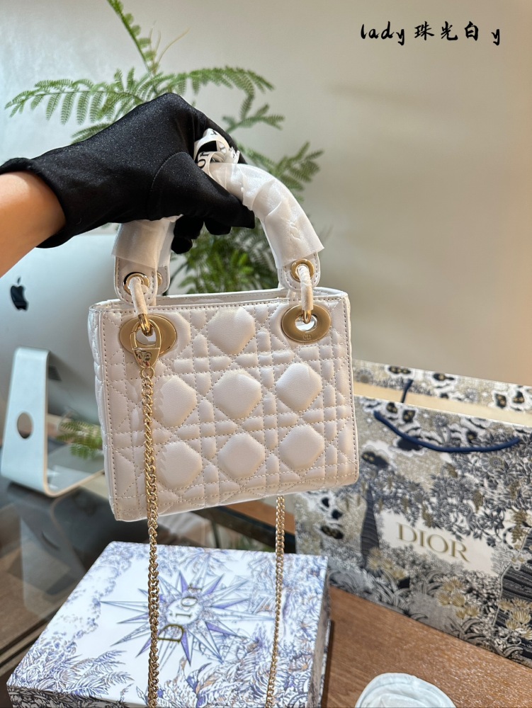 p245 
Dior Lady Pearl White, the brightest star in my heart
The Dior Princess Pearl White is paired with a thin metal chain that can be disassembled, exuding a delicate and delicate appearance. It is highly favored for its pearl powder and beautiful ...
